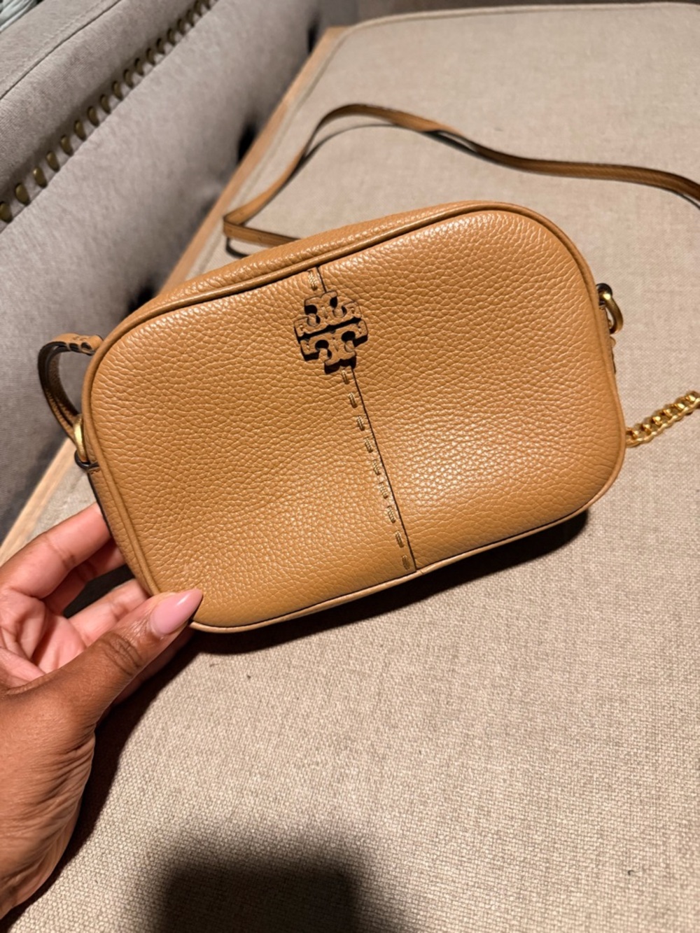 Tory Burch Tan Pebbled Leather Camera Crossbody – Like New | Gold Chain Strap